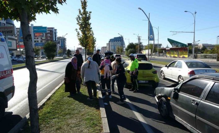 Ticari taksi ile otomobil çarpıştı: 1 yaralı