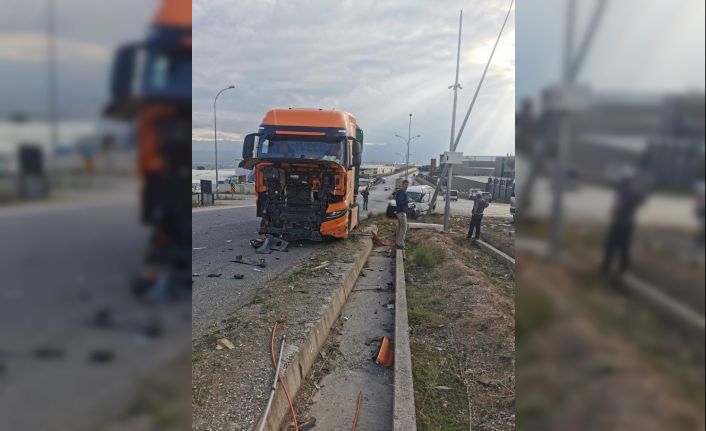 Tır ile otomobilin çarpıştığı kazada sürücüler yaralandı