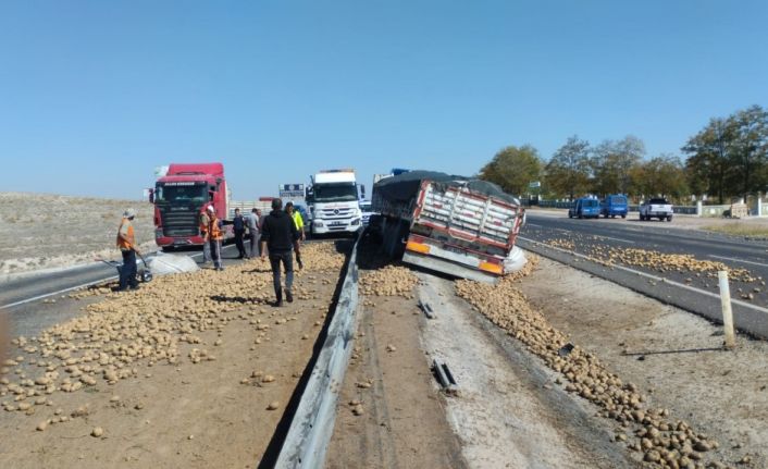 Tır refüje düştü, patatesler yola saçıldı: 1 yaralı