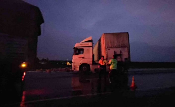 Tırın dorsesi kaydı, kozmetik ürünler yola saçıldı