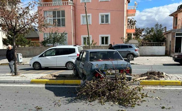 Tırla çarpışan otomobil refüje çıktı