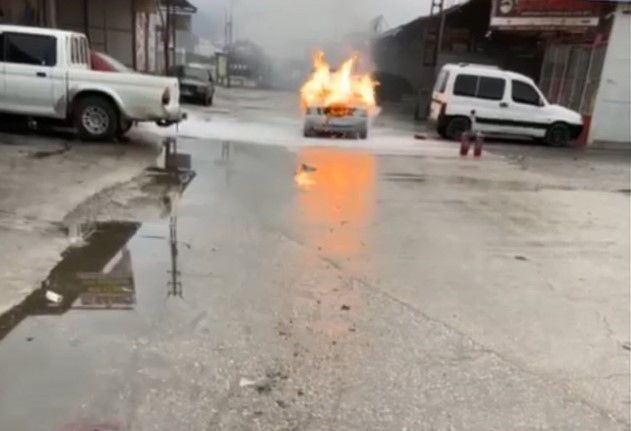 Tokat’ta muayeneye götürülen otomobil kül oldu