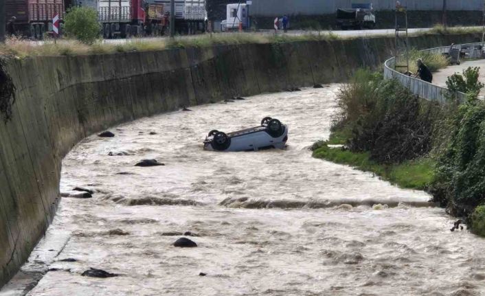 Trabzon’da araç dereye uçtu: 2 yaralı