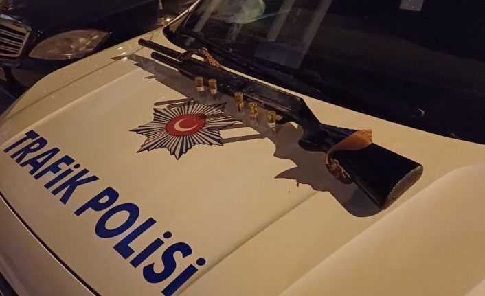 Trafik polislerinin şüphelendiği araçta tüfek ele geçirildi