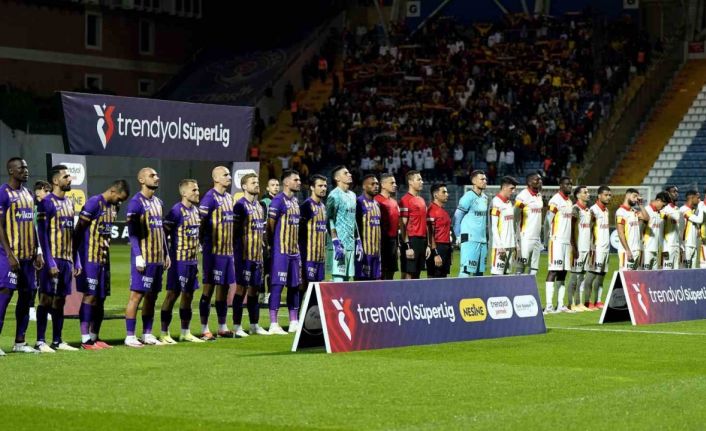 Trendyol Süper Lig: Eyüpspor: 1 - Göztepe: 0 (İlk yarı)