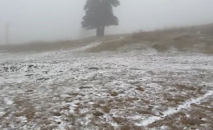 Uludağ’da beklenen kar yağışı başladı