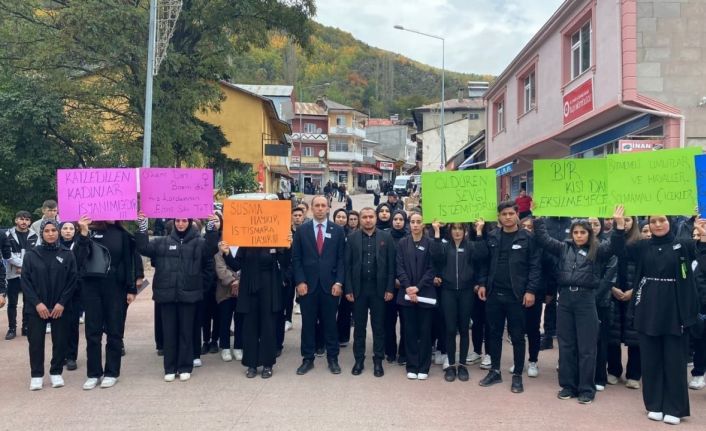 Üniversite öğrencileri kadına yönelik şiddete tepki gösterdi