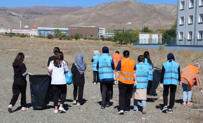 Üniversite öğrencilerinden çevre temizliği