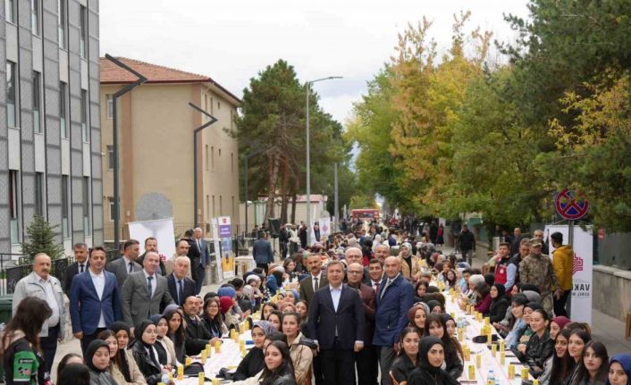 Üniversite öğrencilerine hoş geldiniz kahvaltısı