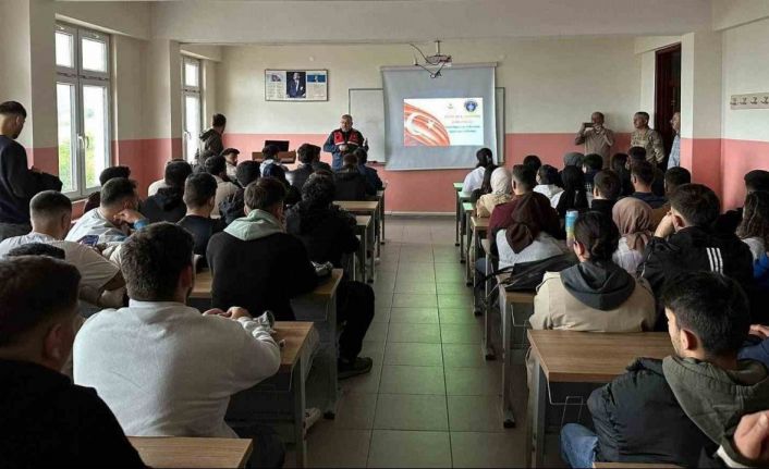 Üniversite öğrencilerine jandarmadan bilgilendirme