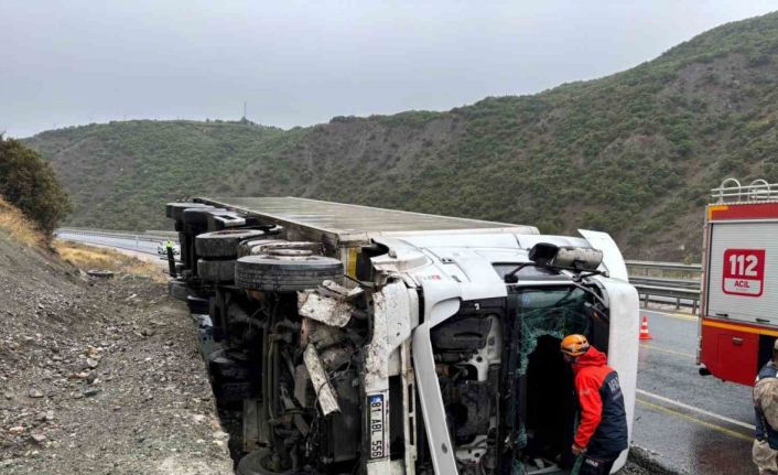 Üzümlü’de tır devrildi: 1 yaralı