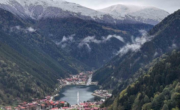 Uzungöl’ün yüksekleri beyaz örtüyle kaplandı