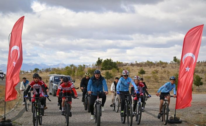 Vali Çiftçi gençlerle pedal çevirdi