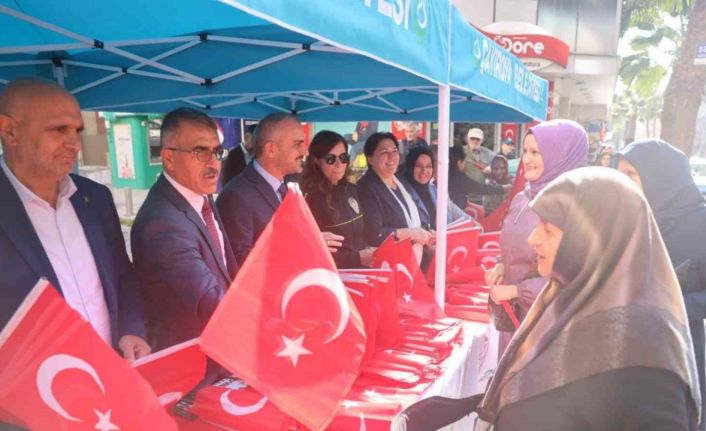 Vatandaşlara Türk bayrağı dağıtıldı