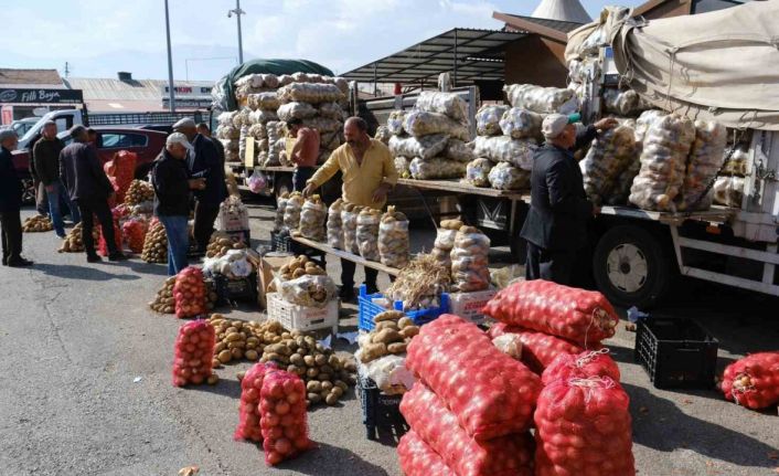 Vatandaşların kışlık patates ve soğan stoku başladı