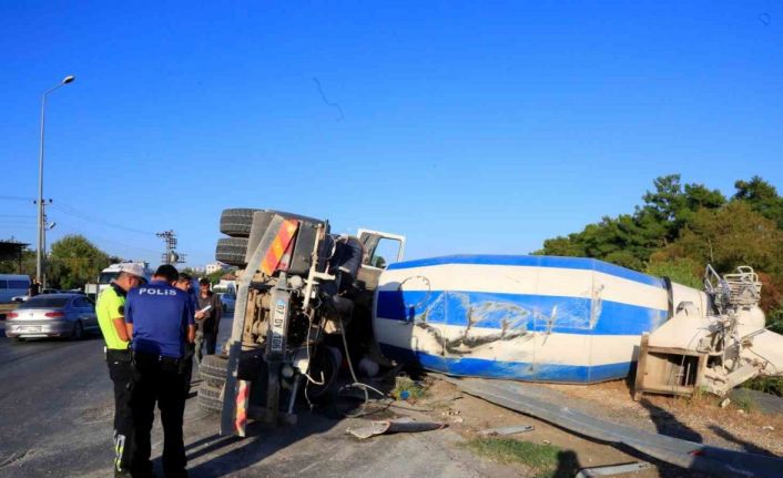 Virajı alamayan çimento yüklü beton mikseri yan yattı: 1 yaralı