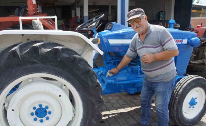 Yarım asırlık traktörüne gözü gibi bakıyor