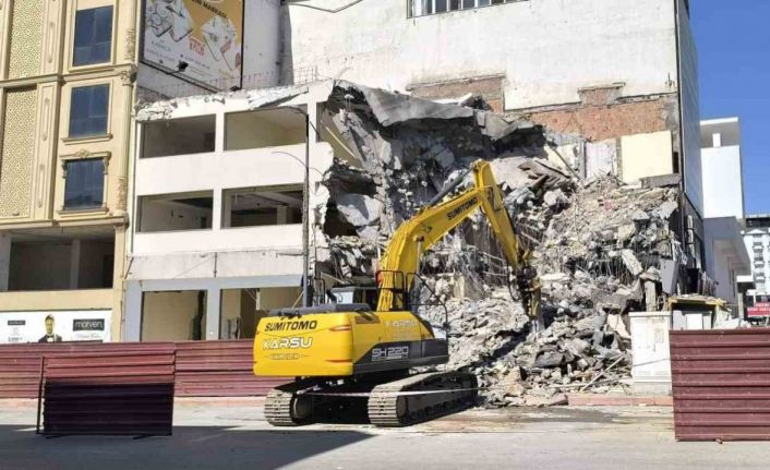 Yıkım esnasında başına moloz isabet eden işçi yaralandı