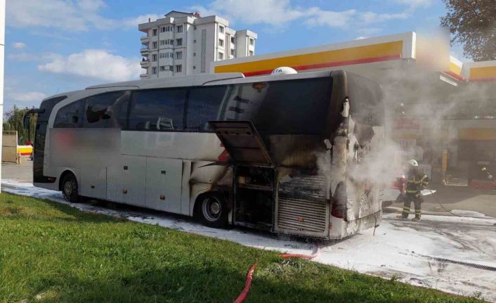 Yolcu otobüsünde yangın: Sürücü aracı akaryakıt istasyonuna çekip itfaiyeyi aradı