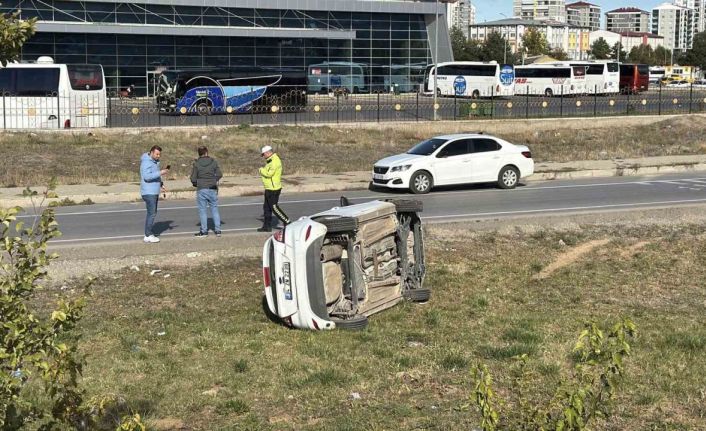 Yoldan çıkan otomobil yan yattı, sürücü yaralandı