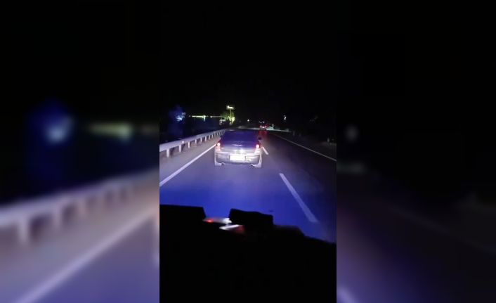 Yolu kapatıp ambulansa geçit vermedi