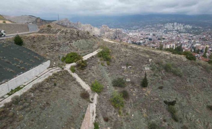 Yolu olmayan mezarlığa dürbünle ziyaret