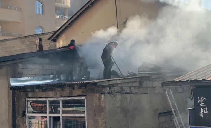 Yüksekova’da bir iş yerinde yangın çıktı