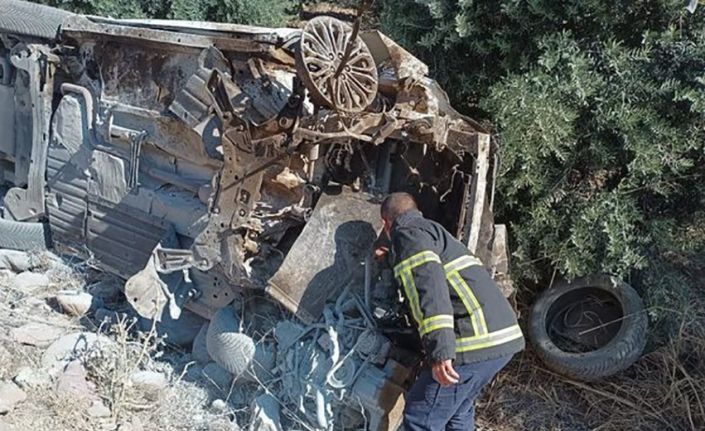 Zeytin bahçesine uçan otomobildeki 5 kişi yaralandı