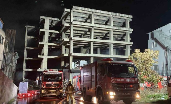 Zeytinburnu’nda iş merkezindeki yangını söndürme çalışmaları 13 saattir sürüyor