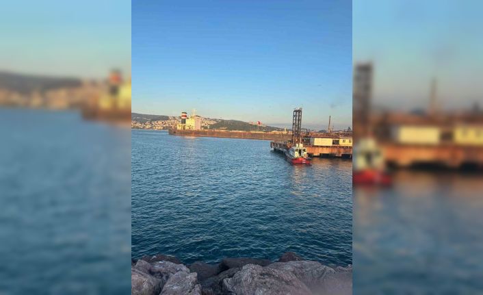 Zonguldak’ta karaya oturan yük gemisi ekiplerin çalışmalarının ardından limana yüzdürüldü