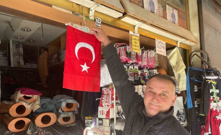 10 Kasım’da dükkanlar Türk bayraklarıyla donatıldı