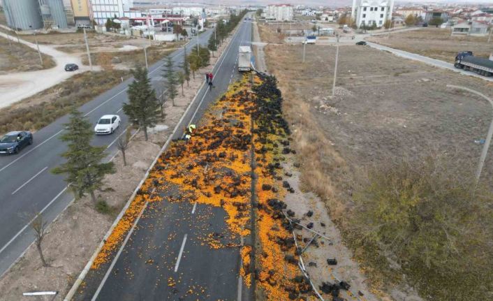 10 ton mandalina kara yolunu yarım saat ulaşıma kapattı