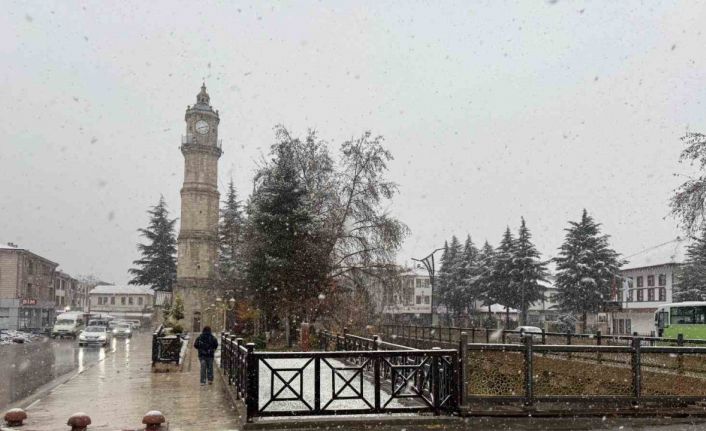 1650 rakımlı Çamlıbel Geçidi’nde kar ve tipi etkili oldu