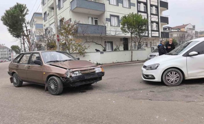 2 otomobilin çarpıştığı kazada 2 kişi yaralandı