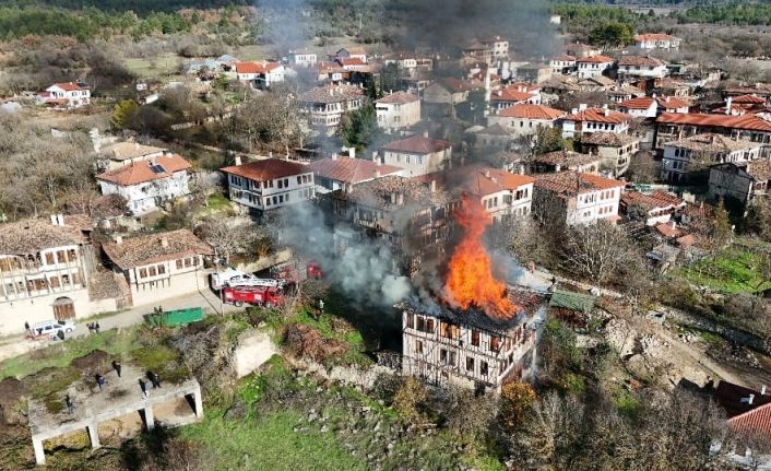 350 yıllık tarihi konak alev alev yandı