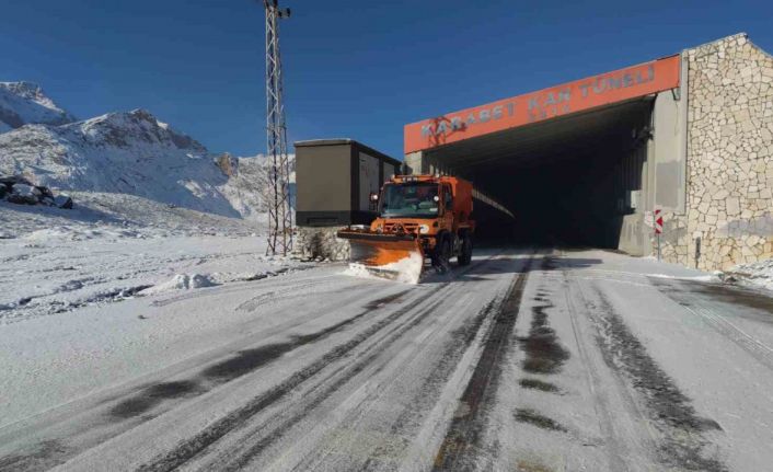 3 bin rakımlı Karabet Geçidi’nde kar mesai erken başladı