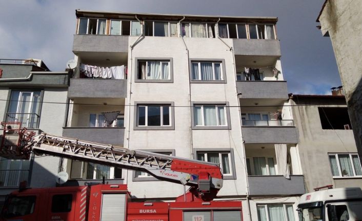 5 katlı apartmanın çatı katında yangın