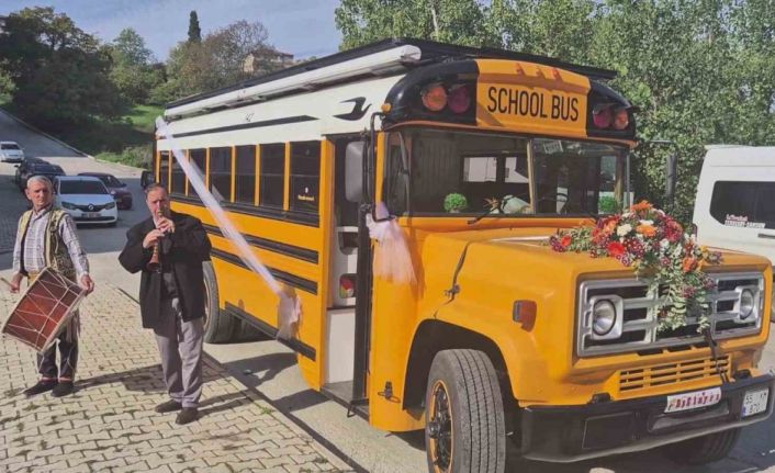 700 bin TL harcadığı hayalindeki ’School Bus’ı gelin arabası yaptı