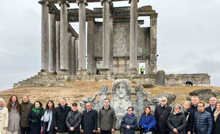 AB büyükelçileri, Çavdarhisar Aizanoi Antik Kenti’ni gezdi