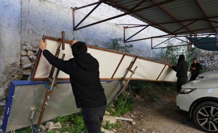 Adana’da fırtına nedeniyle 50 iş yerinin tabelası zarar gördü