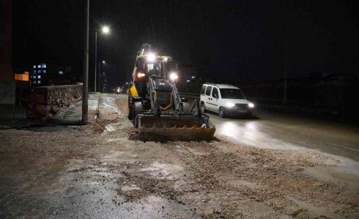 Adıyaman’da sokaklardaki çukurların kapatılması devam ediyor