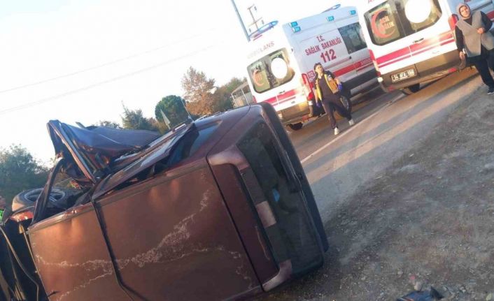 Ağaca çarparak devrilen Tofaş kağıt gibi ezildi: 3 yaralı