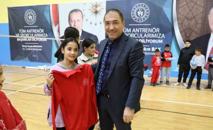 Ağrı’da sporculara eşofman takımı desteği sağlandı