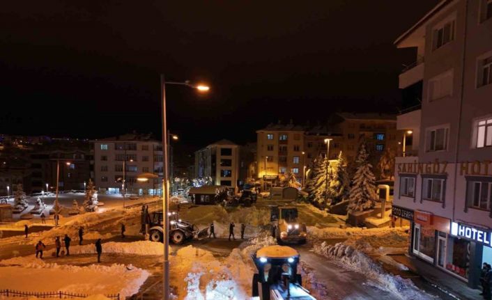 Akdağmadeni’nde yoğun kar mesaisi devam ediyor