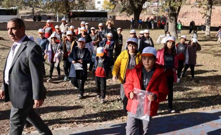 Aksaray’da çocuklar meşe palamudu toplamak için yarıştı