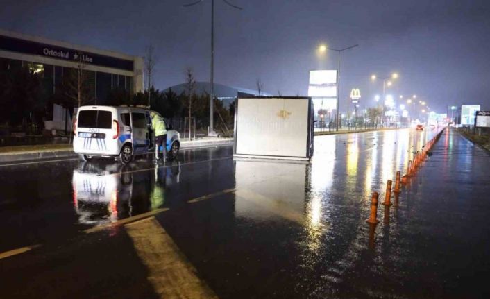 Aksaray’da fırtına konteynerleri karayoluna uçurdu