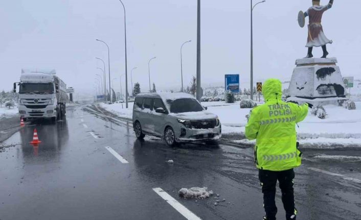 Aksaray’da Nevşehir ve Konya karayolları trafiğe kapatıldı