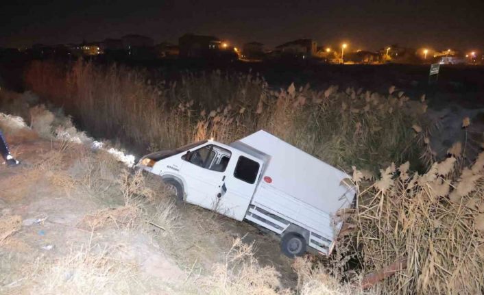 Aksaray’da otomobilin çarptığı kamyonet sulama kanalına düştü: 4 yaralı