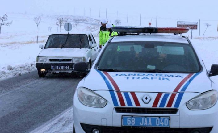 Aksaray’da trafik jandarması kar ve güvenlik kontrolünde