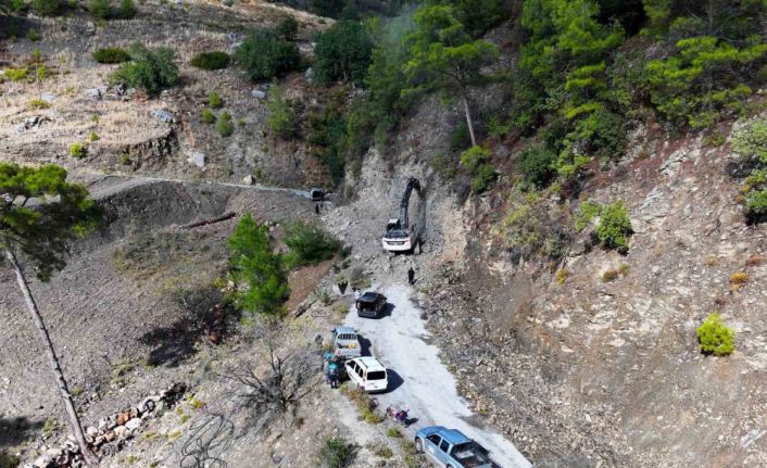 Alanya’da heyelan sonrası kapanan yolda sona gelindi